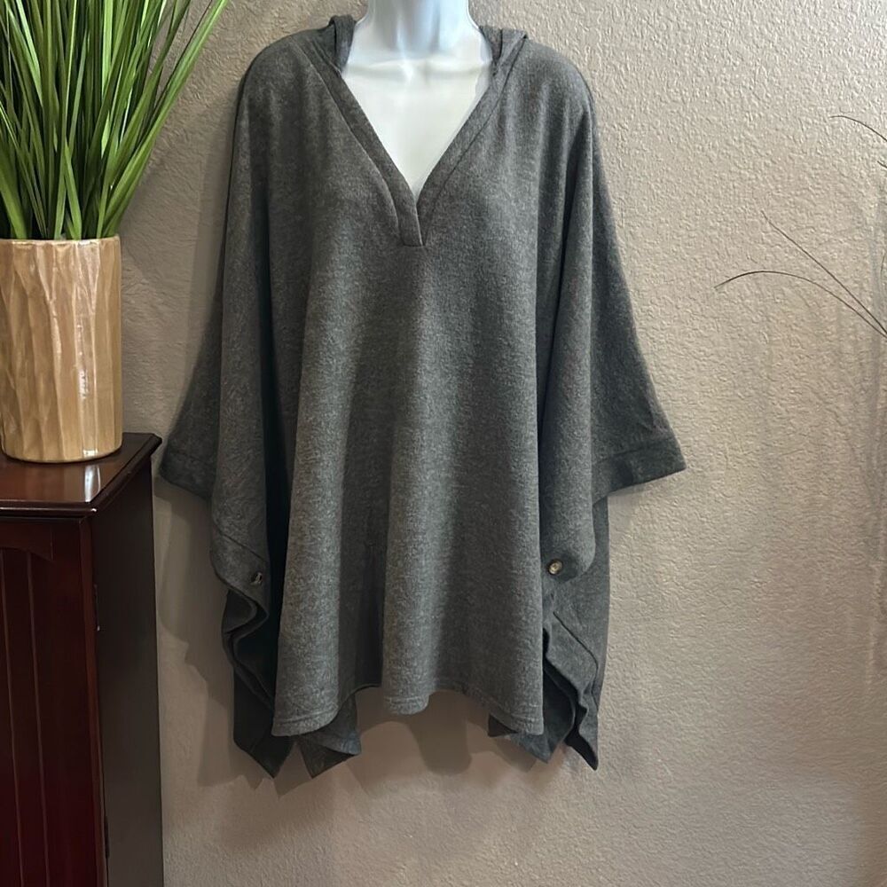#531 Simple by Suzanne Betro, gray fleece cape/poncho size XL
